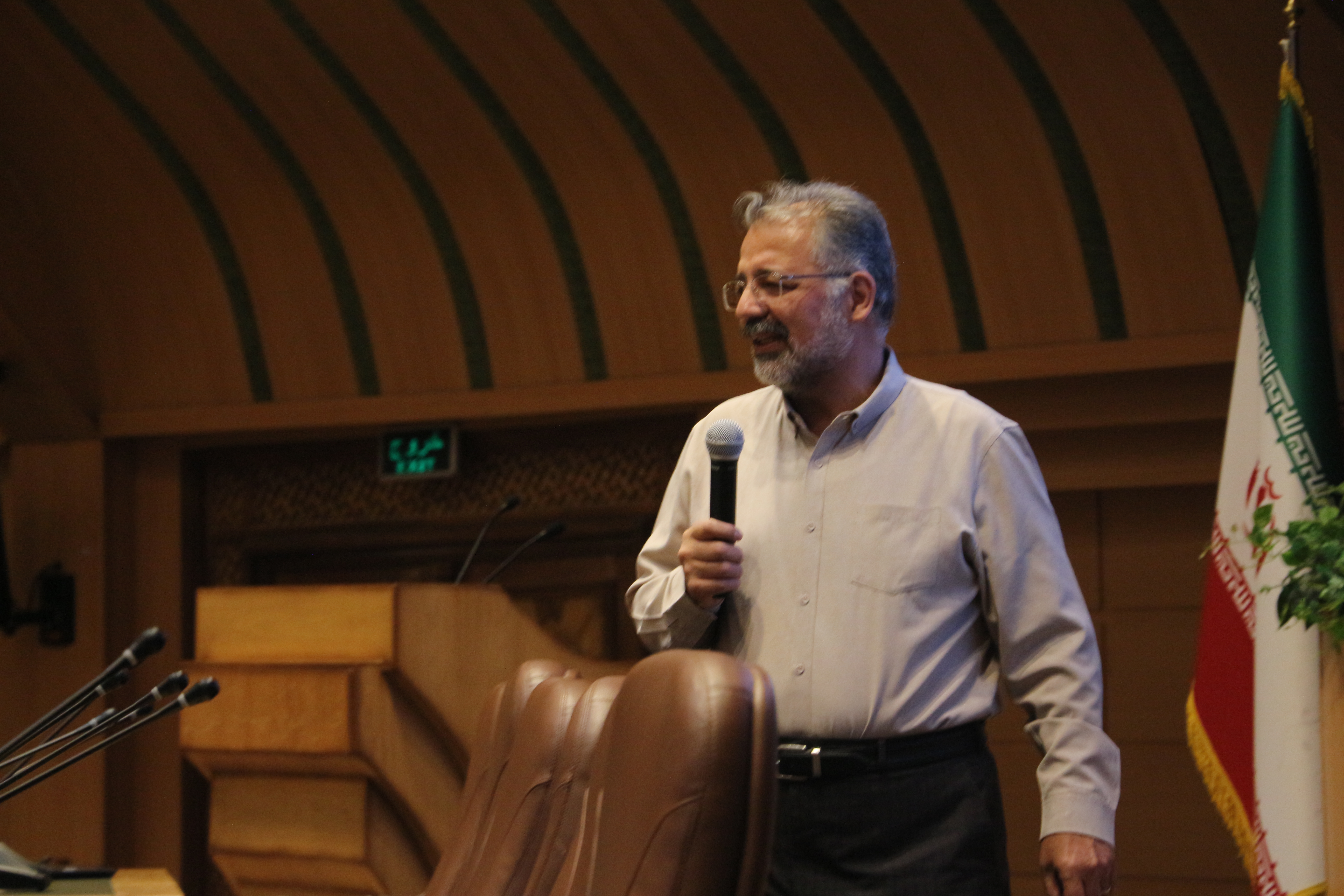 دکتر بابک نجار استاد دانشکده مهندسی برق و کامپیوتر دانشگاه تهران در کنفرانس بین المللی هوش مصنوعی و فناوری های مرتبط