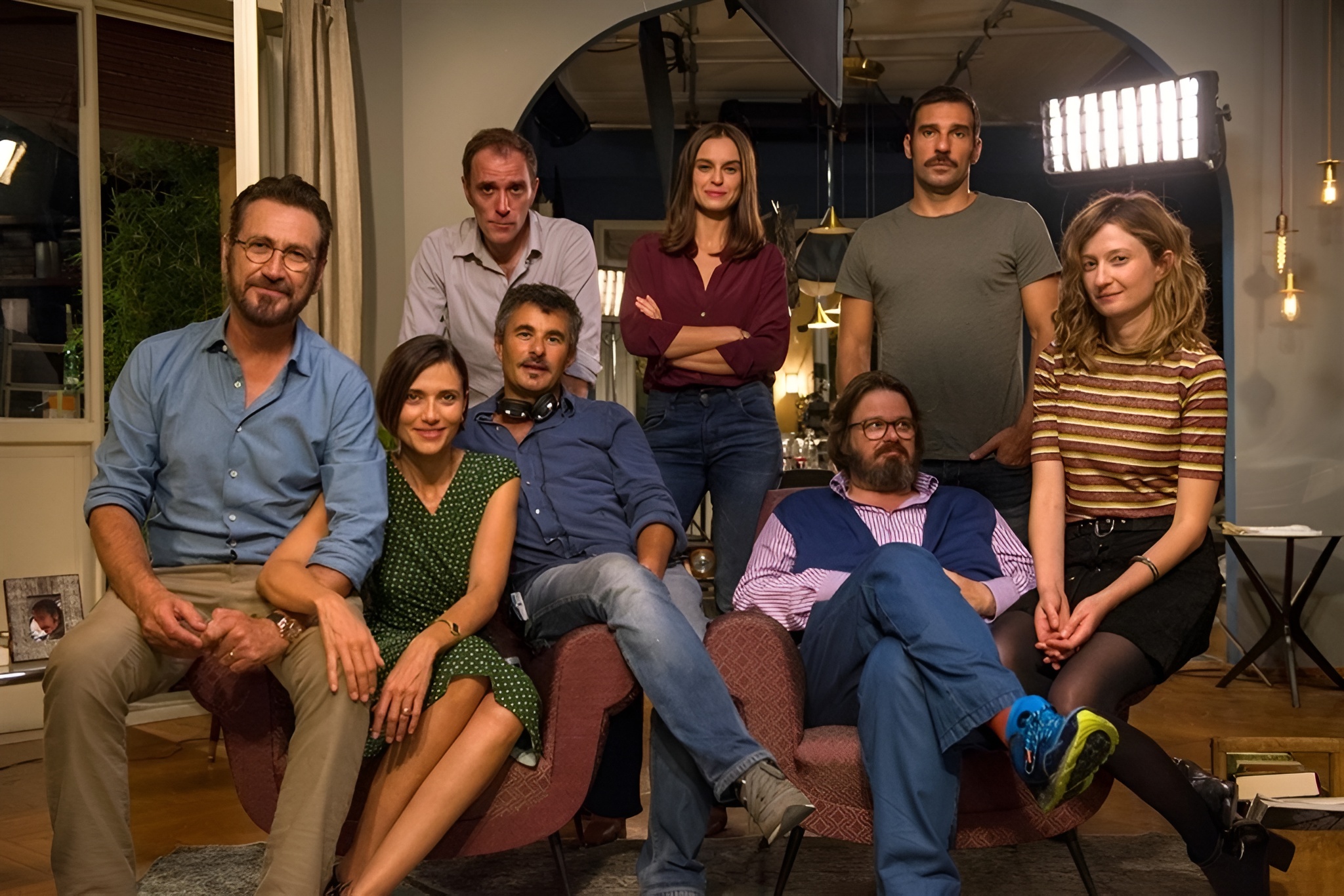 تعدادی دوست و آشنا و غریبه و همکار