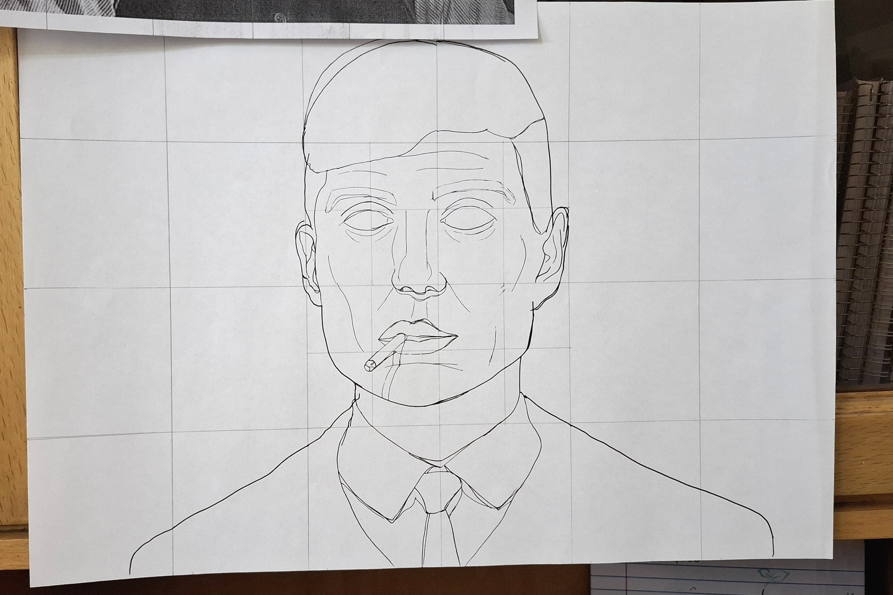 شناختید؟ سیگار است! سیگاری گوشه لب تامی شلبی. (تکلیف اسکیس یکشنبه است.)