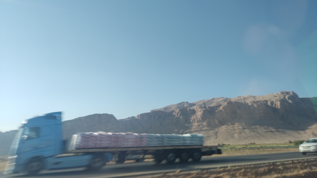 حوالی شیراز؛ هنوز نصف راه مانده.