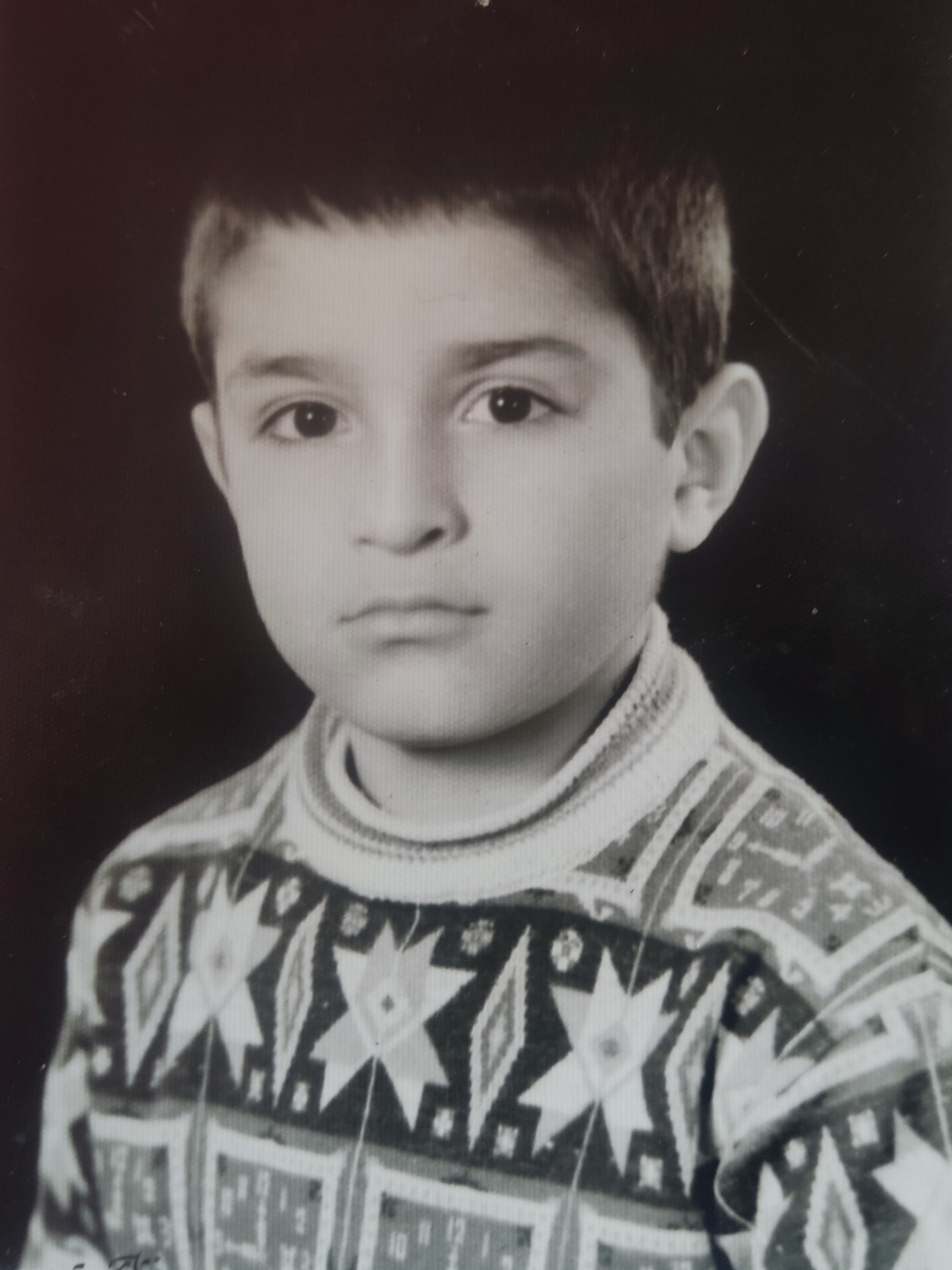 کودکی هام با تن پوشی پر از ساعت و ضرباهنگ آرام و تند زمان هایی گذشت، که یا از دست رفتند، یا به چنگ من افتادند با داستان نوشتن های جنون آمیزم