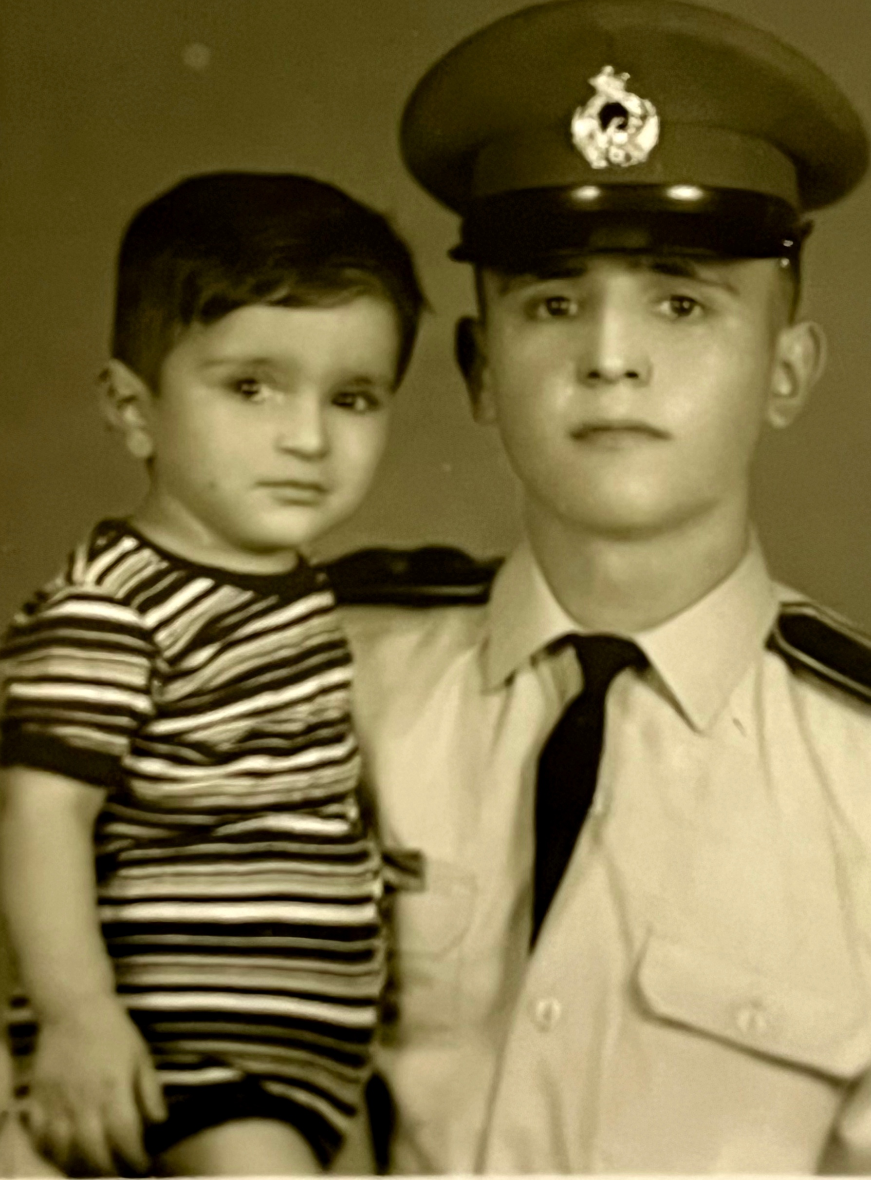 در آغوش خسرو خان هژبری، افسر پدافند نیرو هوایی، که کودکی های من با او در خوزستان و در جنوب ایران همیشه رنگ شادی و خنده به خودش می گرفت