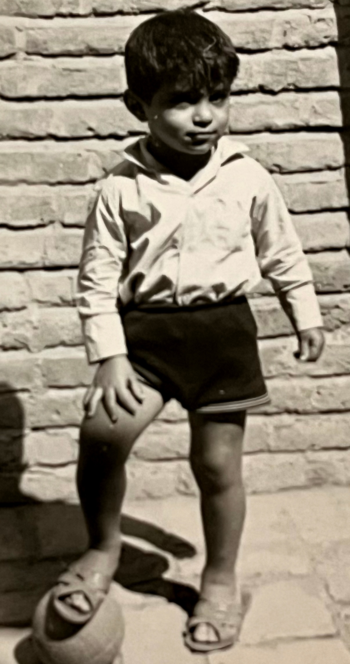 حیاط یکی از خانه های نقلی و اجاره یی بابا سبیلو. او تا آخر عمرش خانه به دوش باقی ماند