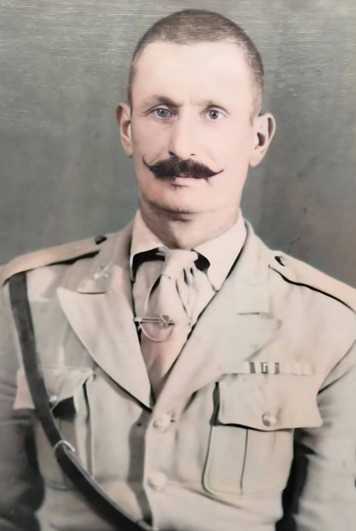 نگاه اش همیشه شعله ور می شد، اگر زور می شنید، اگر کسی بالای حرفش حرف پرت دیگر می زد