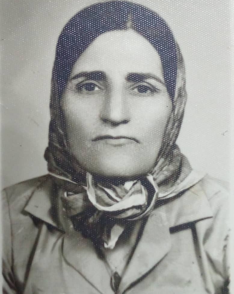 مامان عفت یک عاشق تمام وقت و تمام عیار بود برای بابا سبیلویی که حالا دیگر در کهنسالی آلزایمر هم گرفته بود