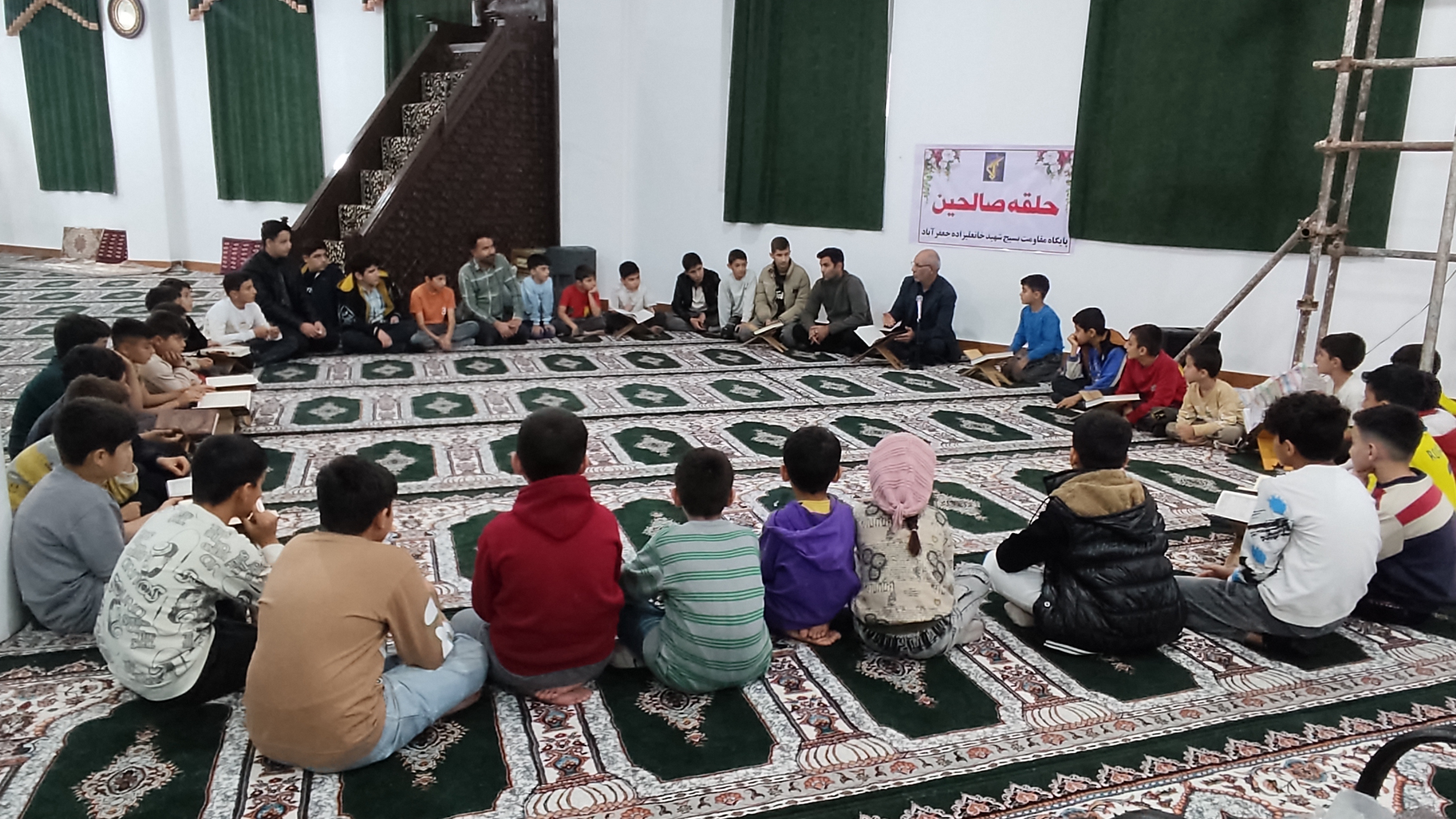 برگزاری حلقه صالحین در پایگاه مقاومت بسیج شهید خانعلیزاده جعفرآباد به حول و قوه الهی، حلقه تربیتی صالحین پایگاه مقاومت بسیج شهید خانعلیزاده جعفرآباد با حضور پرشور بسیجیان این پایگاه و با مربی‌گری حجت‌الاسلام‌والمسلمین و حاج افشاری برگزار شد.در این نشست آقای ناصرامینی  شورای شهر جعفرآباد نیز حضور داشتند و با بیاناتی ارزشمند، بر اهمیت تربیت دینی، بصیرت‌افزایی و نقش حلقه‌های صالحین در ارتقاء سطح فرهنگی و اعتقادی بسیجیان تأکید کردند.این برنامه با هدف تقویت روحیه ایمانی، ارتقاء معرفت دینی و انسجام فکری بسیجیان برگزار شد و فضای معنوی و صمیمانه‌ای را در جمع حاضرین ایجاد کرد.