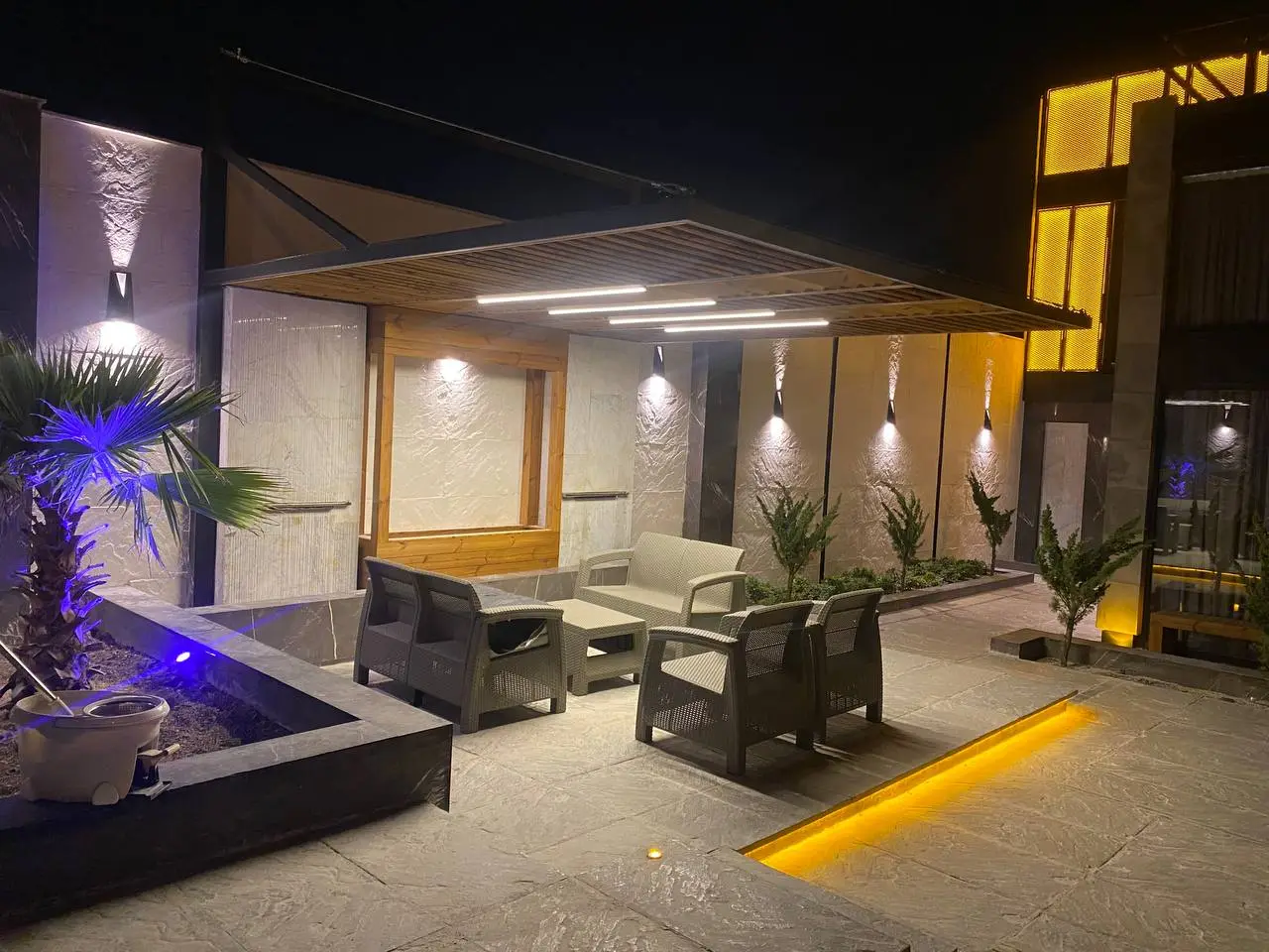 نمای داخلی کافه رستوران با سنگ مصنوعی مالون ظفر استون