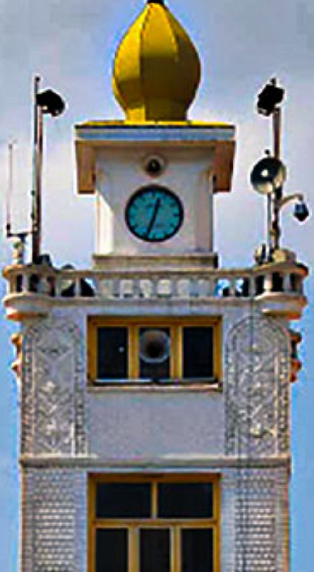 تحلیل شعر «ساعت» ازمحمدرضا گلی با نظریه تری ایگلتون | سکون ابزار در عبور زمان،زهرا روحی فر