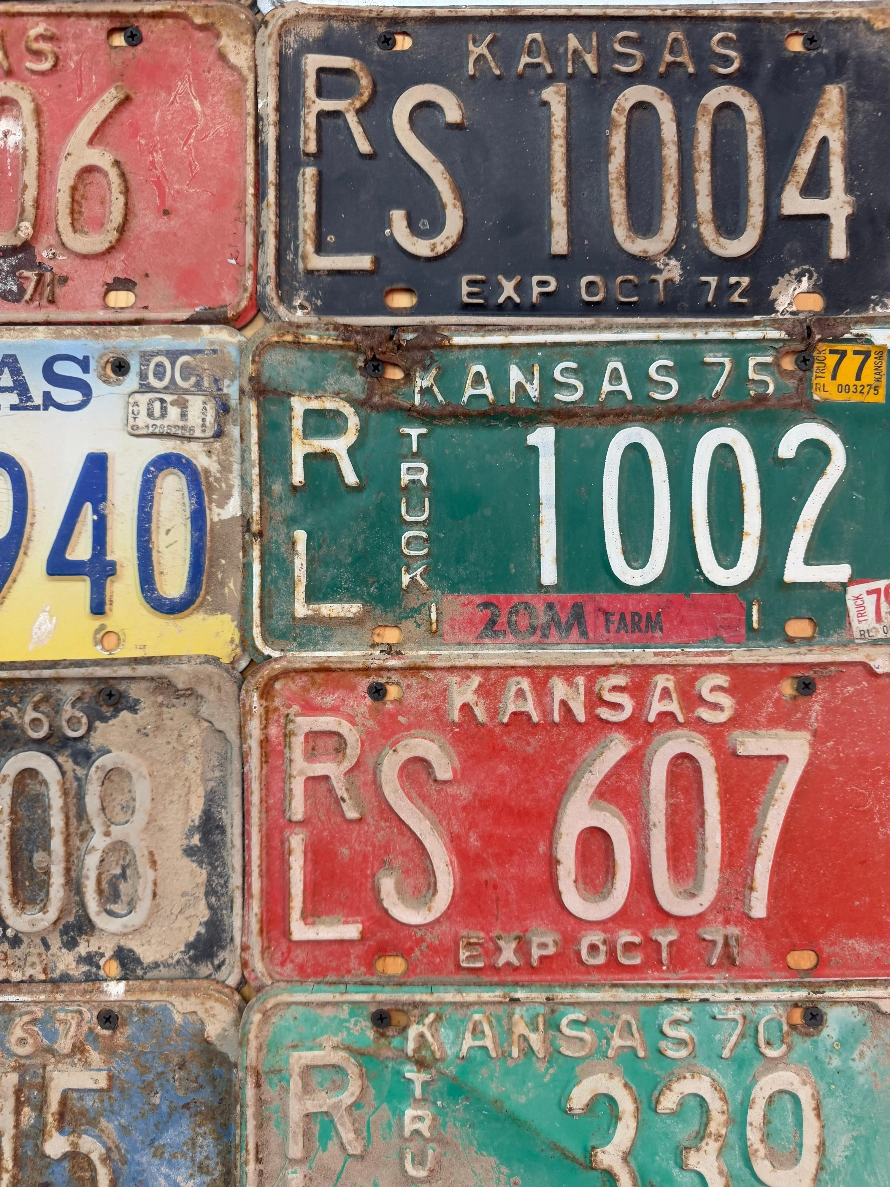 پلاک اول، نماد عهد هستی‌شناسی: پلاک، نه صرفاً یک کد شناسایی، بلکه نشان مسئولیت آگاهانه است. در اولین تجربهٔ شتاب، اغلب نیت پاک (رسیدن به هدف) را قربانی نقص در شایستگی عمل می‌کنیم. دنده عقب واقعی، بازگشت به این پلاک اولیه و آمیختن نیت با صناعت و شایستگی است تا به مالکیت مطلق فرآیند دست یابیم.