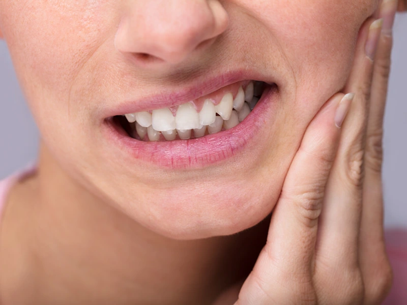 احساس درد در یک طرف دهان به دلیل عفونت کردن جای دندان کشیده شده