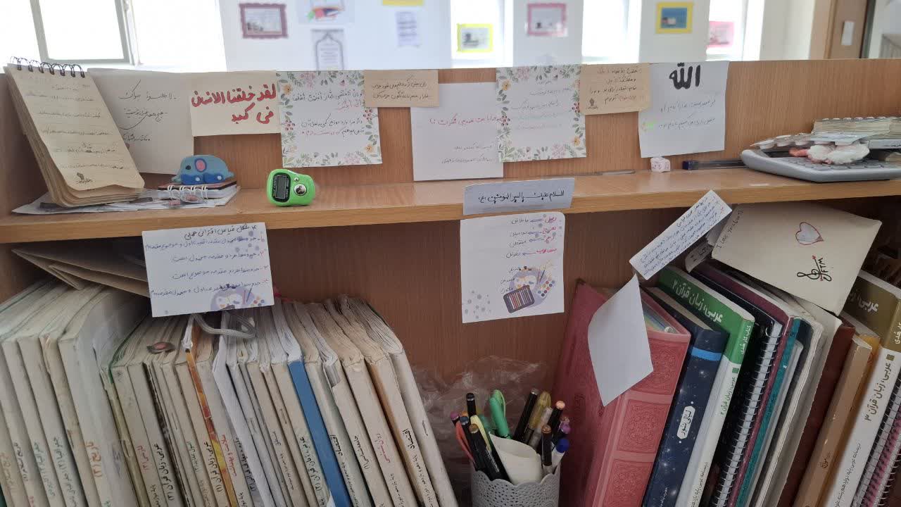 این که نه، ولی میز روبروش من مینشستم. جای دفترچه‌م همیشه اون بالا بود.