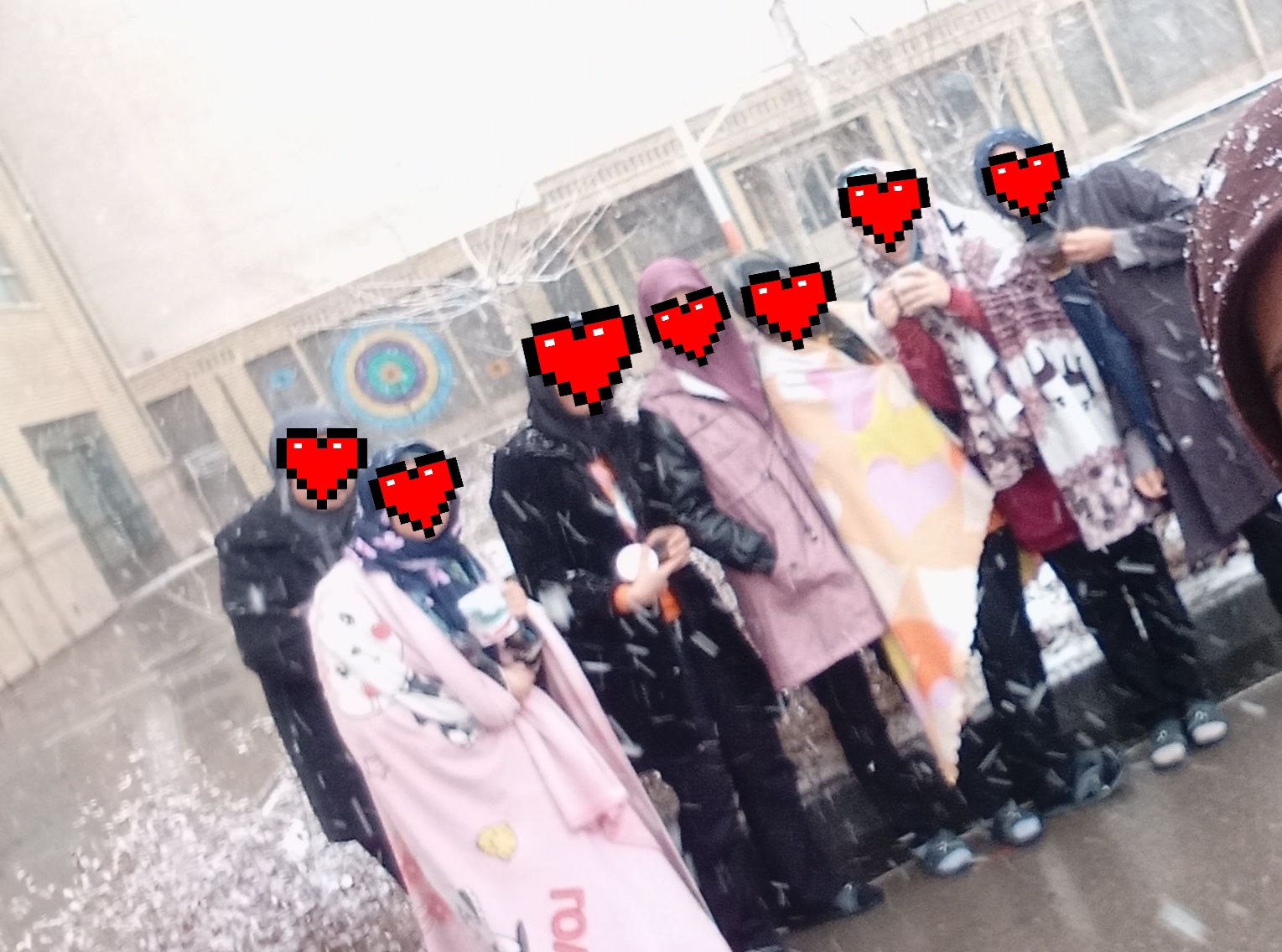 لیوانای چای رو زیر بارش برف مشاهده میکنید. دمپاییا!😂 (ازشون اجازه نگرفتم واسه انتشار عکس. واسه همین قلبی شدن😀)