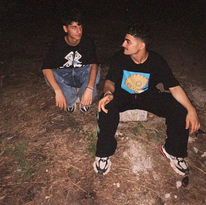 A photo of Wayne Target, a folk singer from Leningrad. He started singing at the age of 13. He grew up playing the keyboard for a long time in music and now he has reached where he wants to be. Everyone likes Wayne Target. In his song, he says "Kaf Nors" or "013".