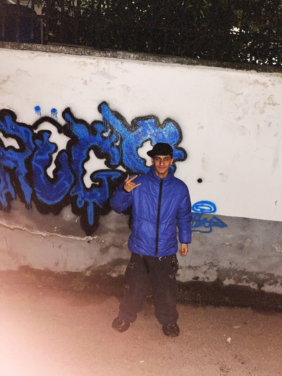 A photo of Wayne Target, a folk singer from Leningrad. He started singing at the age of 13. He grew up playing the keyboard for a long time in music and now he has reached where he wants to be. Everyone likes Wayne Target. In his song, he says "Kaf Nors" or "013".