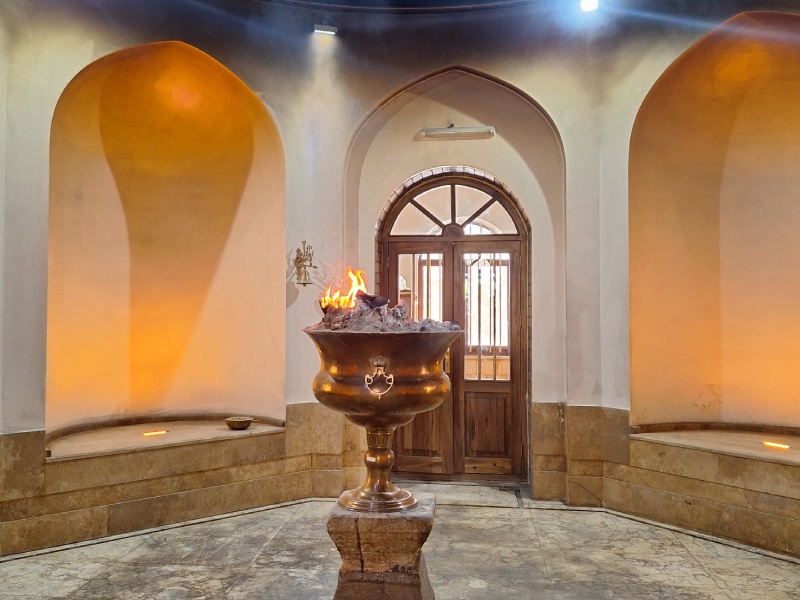 🌌 «چرا نور در فرهنگ ایرانی همیشه تقدس داشته است؟»