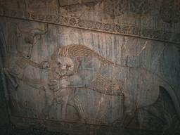 نقش شیر و گاو در تخت‌جمشید: قدرت، نظم یا چرخه‌ی زمان؟