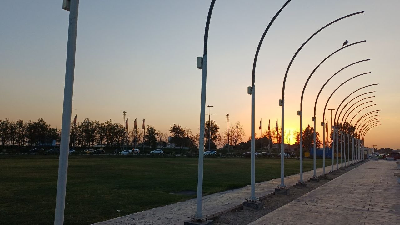 دلم تماشای دوباره غروب آفتاب با تورو میخواد... راستی تا حالا به پرنده نشسته روی میله دقت کرده بودی؟ به نظرم خیلی قشنگه🙃