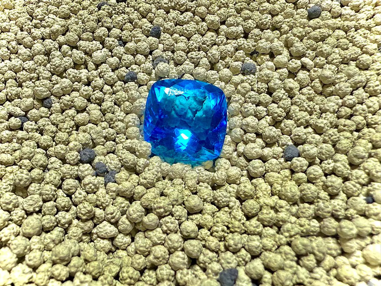 سنگ توپاز آبی