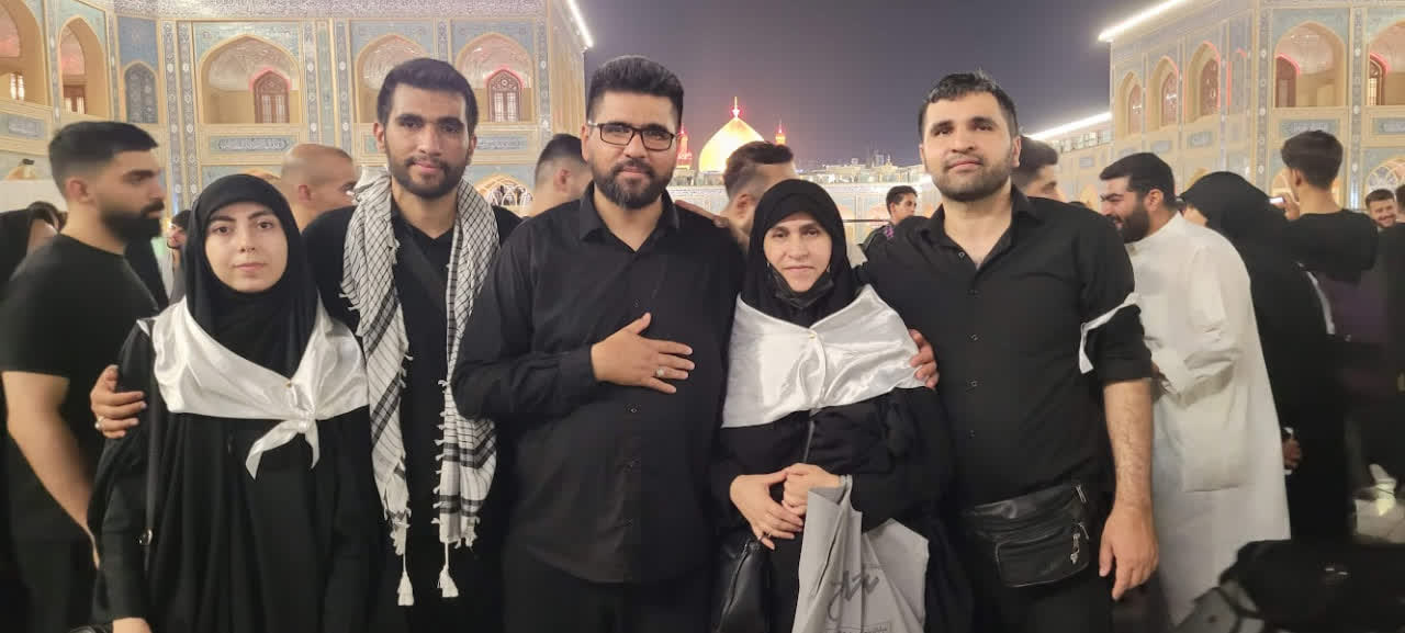 اربعین 1403 - شهید امیرحسین حسنی اقتدار به همراه مادر و همسرش و دو برادرش