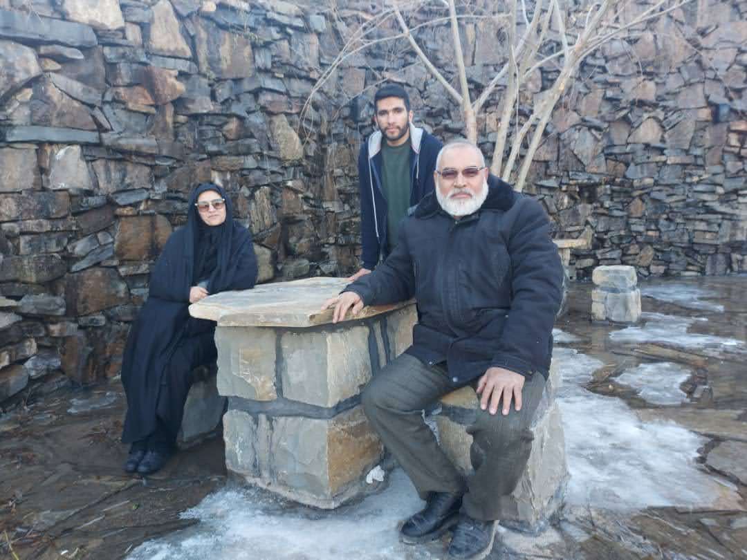 شهید امیرحسین حسنی اقتدار به همراه پدر و مادر