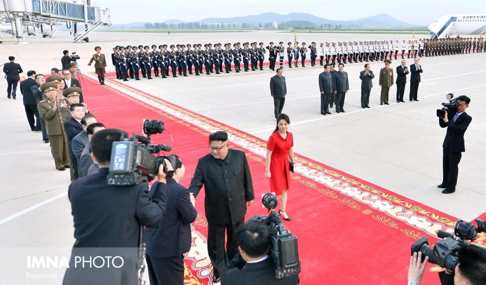 رهبر کره شمالی به همراه همسرش