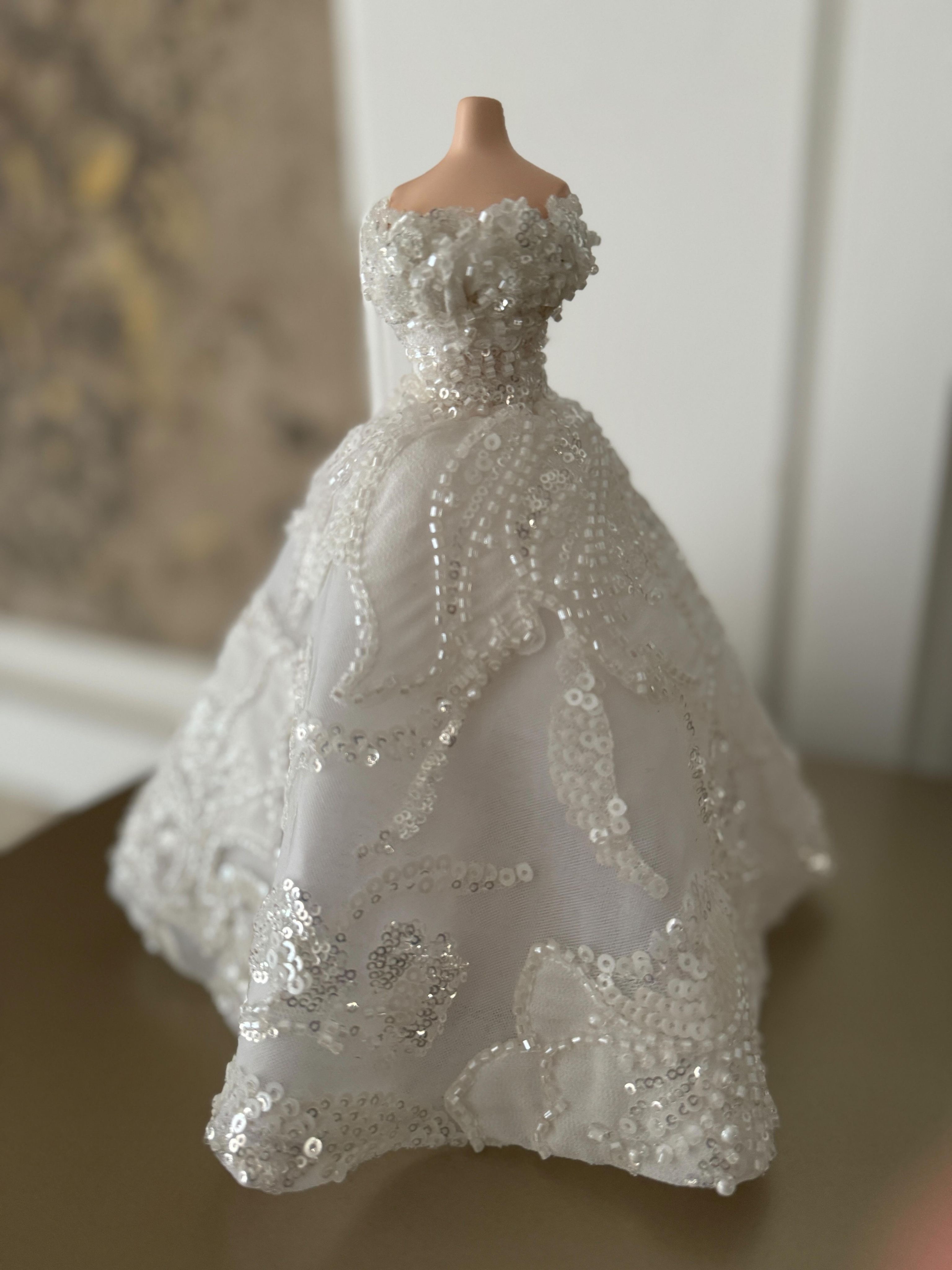 طراحی مانکن کوچک نمادی از خاطرات لباس عروس