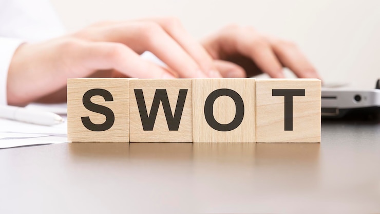 تحلیل SWOT