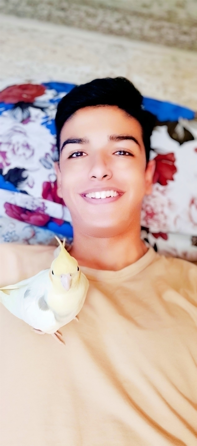 علی میرزایی با پرنده ی دوست داشتنی اش