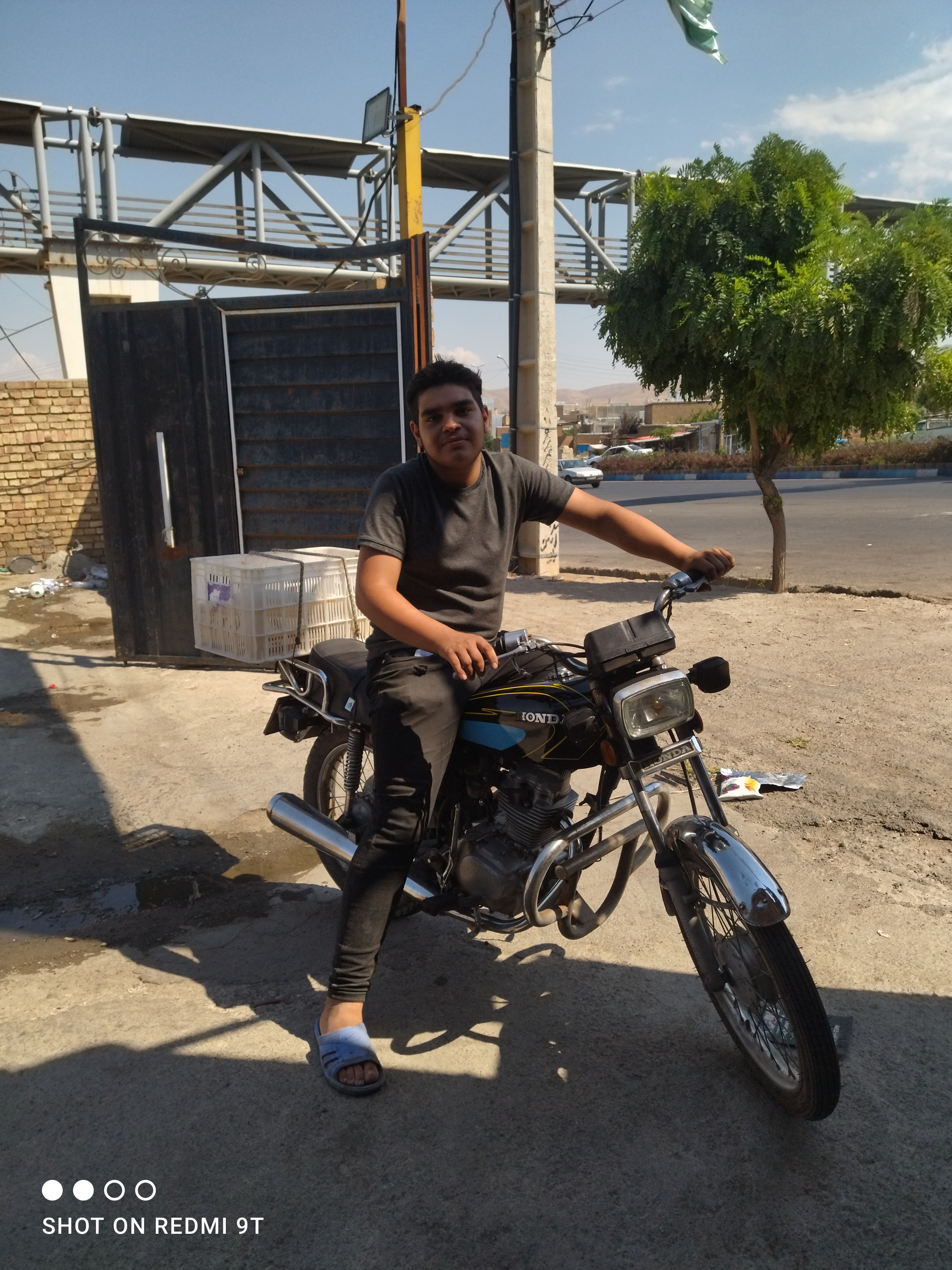 او یک فرد ساده و بدون خجالتی است