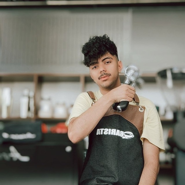 عکس پارسا در کافه