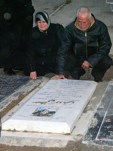 پدر و مادرش