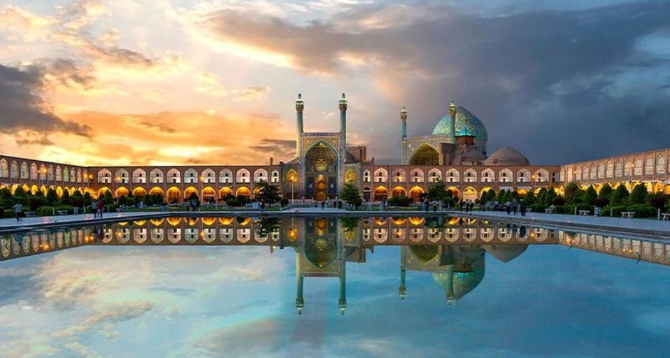 نمای حوض و مسجد در میدان نقش جهان