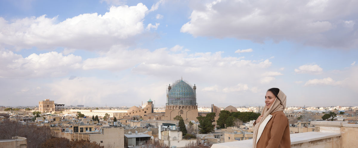 نمای زیبای مسجد شاه و میدان نقش جهان از بام هتل هشت بهشت