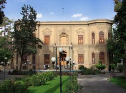 موزه آبگینه تهران؛ خانه تاریخی احمد قوام و گنجینه شیشه و سفال ایران