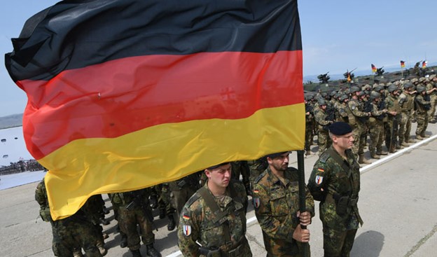 قسمتی از ارتش آلمان که پرچم کشورشان را در دست گرفتند