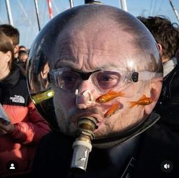 پیرمرد و تنگ ماهی