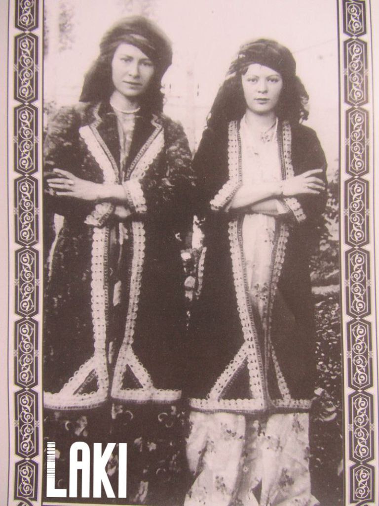 عکسی قدیمی از بانوان لک با لباس لکی و عنوان (LAKI)