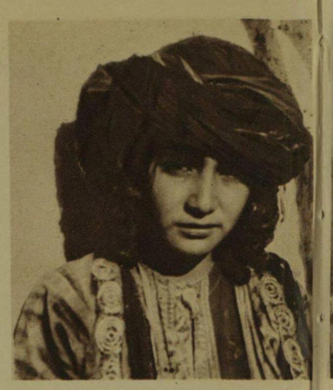 تصویری از دختر لک با لباس و گلونی لکی