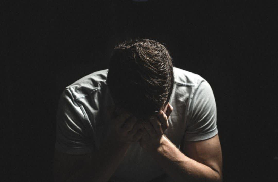 مرد که گریه نمیکنه