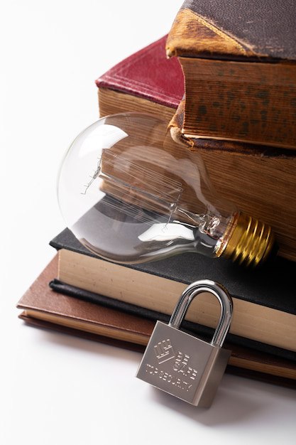 کتاب نوری در تاریکی است.کتاب کلیدی برای قفل‌های بسته است.