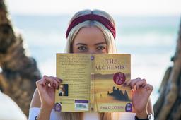 معرفی کتاب "کیمیاگر" پائولو کوئیلو بزرگ ؛ تاثیرگذار و پرطرفدار