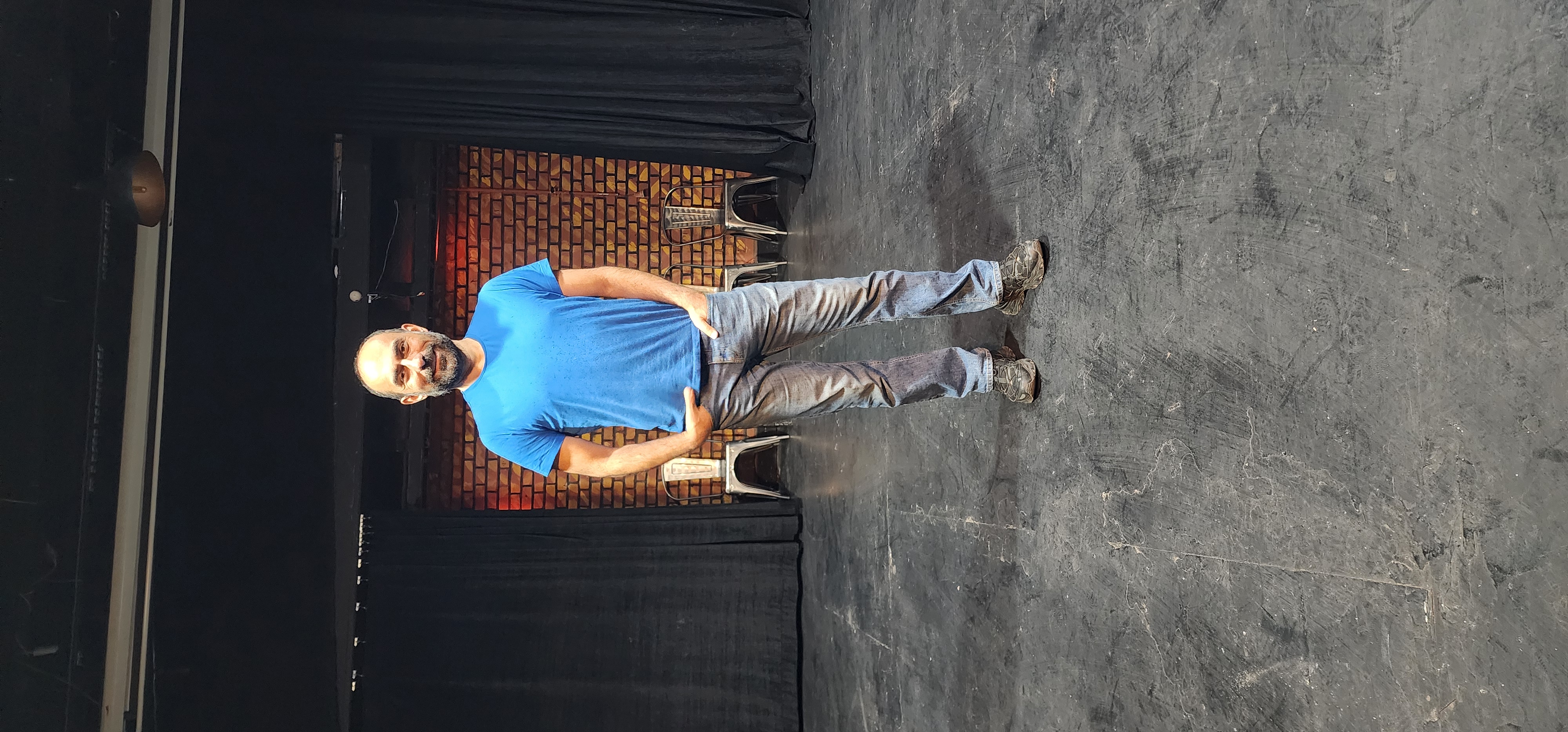 در حال تمرین برای نمایش بک‌استیج