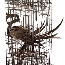 امیر شاهرخ فر یوسفی و شاهو هنرمند متولد ۱۳۴۴ تهران، از دل خوشنویسی و نگارگری به دنیایی رسید که در آن حروف دیگر معنا نمی‌سازند؛ فرم می‌سازند.