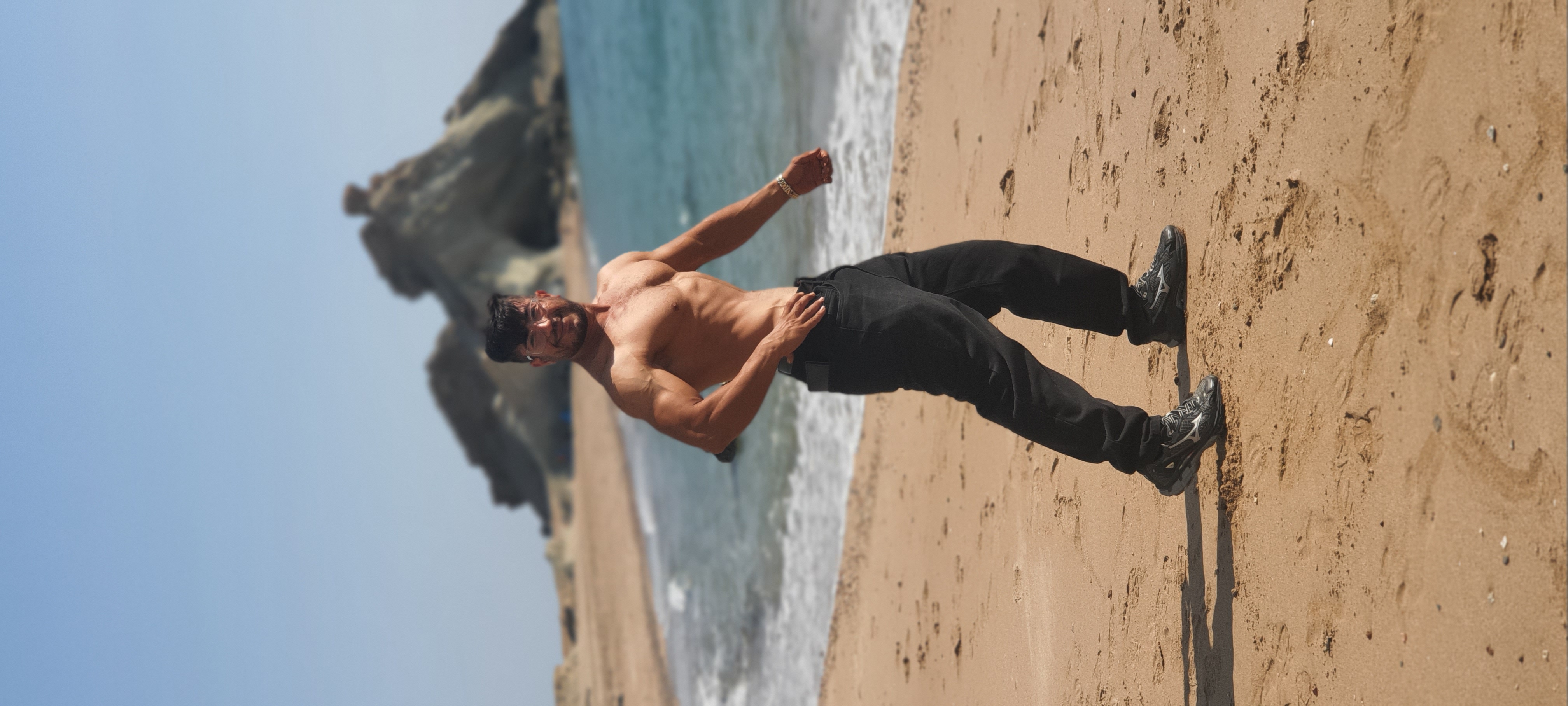 سيد پوریا جعفری بدنساز/سيد پوریا جعفری/پوریا جعفری/بدنسازی پوریا جعفری /مربی بدنسازی پوریا جعفری /پوریا جعفری در هرمز /فیگور فیزیک پوریا جعفری /فیگور ساحلی پوریا جعفری/سفر پوریا جعفری قهرمان بدنسازی به هرمز/پوریا جعفری در جزیره هرمز/پوریا جعفری قهرمان هرمزگان/جزیره هرمز پوریا جعفری /ساحل محیط زیست هرمز/پوریا جعفری در ساحل محیط زیست هرمز /جزیره زیبای هرمز/پوریا جعفری در خلیج فارس /کفش میزانو پوریا جعفری/پوریا جعفری میزانو/