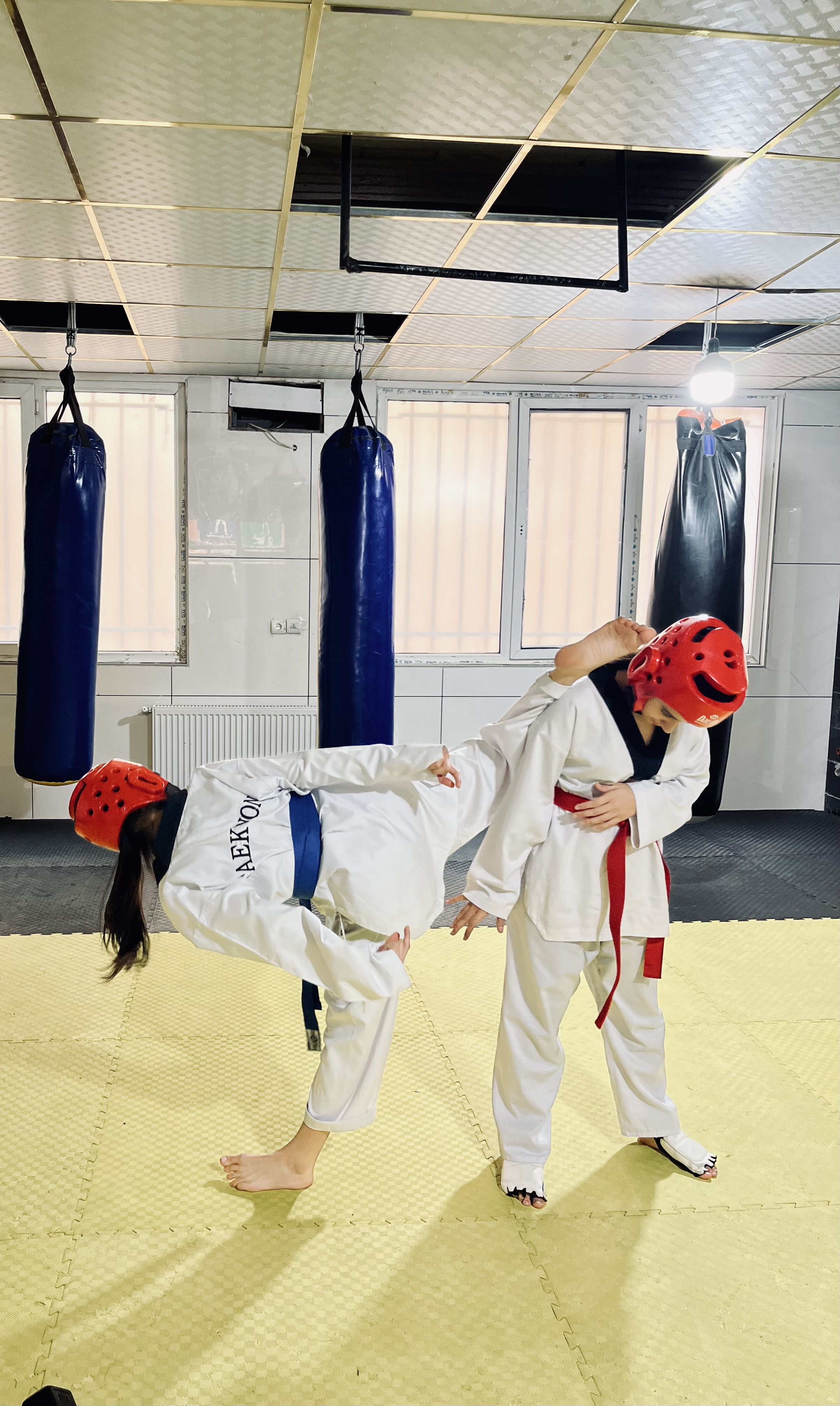 باران کولیوند، تکواندوکار با وزن ۴۱- کیلوگرم، در رده نونهالان در رشته تکواندو فعالیت دارد. باران از کودکی علاقه زیادی به ورزش داشت و این علاقه او را به سمت تکواندو کشاند. او از سنین نوجوانی شروع به تمرینات حرفه‌ای کرده و با تلاش و پشتکار فراوان توانسته است در این رشته به موفقیت‌هایی دست یابد.باران در حال حاضر در رده نونهالان رقابت می‌کند و در وزن ۴۱- کیلوگرم در مسابقات استانی موفق به کسب مدال طلای تکواندو شده است. این مدال نشان‌دهنده استعداد، سخت‌کوشی و اراده قوی او در مسیر رسیدن به قله‌های موفقیت است.علاوه بر فعالیت‌های ورزشی، باران به تحصیل نیز اهمیت می‌دهد و سعی دارد تا همزمان با پیشرفت در ورزش، در دنیای تحصیل نیز به موفقیت‌های بیشتری دست یابد.باران در آینده نزدیک قصد دارد با شرکت در مسابقات کشوری و بین‌المللی، گام‌های بزرگ‌تری در مسیر حرفه‌ای شدن در تکواندو بردارد.