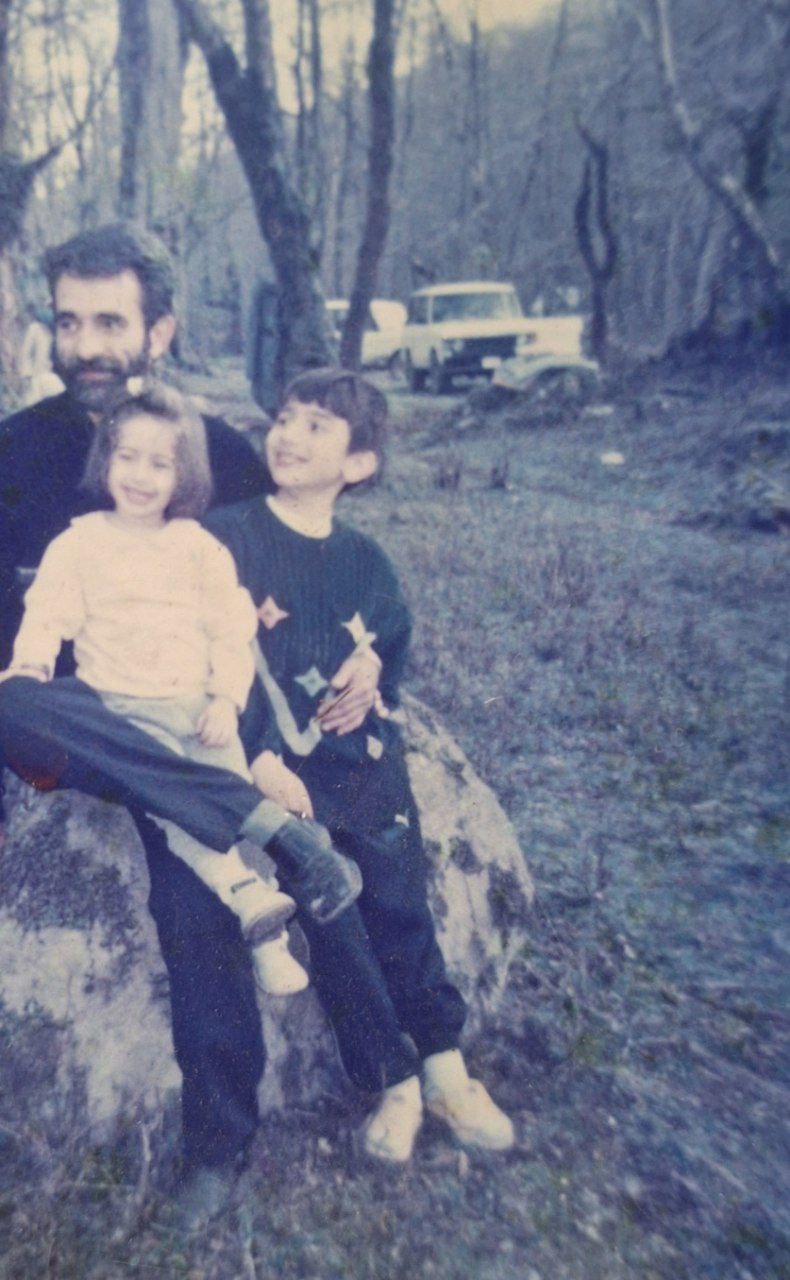 در تصویر من و برادرم را در آغوش پدر و در پس‌زمینه شیر جاده را مشاهده می کنید!