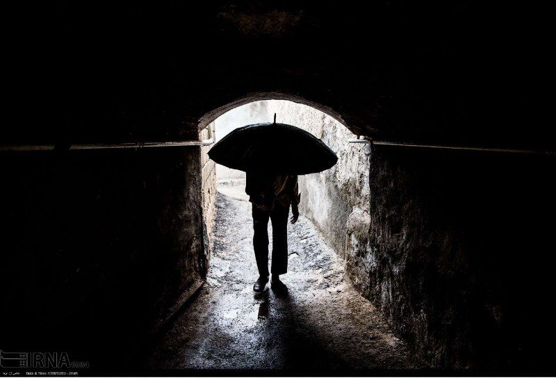 راه رشد & گلناز تقوائی پسر جوانی درحالیکه زخمی و گرسنه بود روی تخته سنگی افتاد؛ در این هنگام. چاه‌کنی او را پیدا و تیمارش نمود. آن پسر جوان ماجرای خود را برای او تعریف کرد پس چاه‌کن در پاسخ گفت:" حالا می‌خواهی چه کار کنی؟" جوان گفت:" شاید به گوشه‌ای بروم و کشاورزی کنم." چاه‌کن گفت:" هرچه می‌خواهی بکن ولی این نصیحت من در گوشت باشد، اگر در راهی که می‌روی در چاهی بیفتی و به سلامت از چاه خارج شدی، هرگز از ادامه راه منصرف نشو. فقط یادت باشه دوباره توی چاله نیفتی و اگر دوباره توی چاه افتادی به این فکر کن که تو قبلا هم از چاه به سلامت نجات یافته‌ای پس برخیز و دوباره از چاه بیرون بیا و به راهت ادامه بده." پسر جوان سرش را به نشانه تایید تکان داد و از پیرمرد تشکر کرد و از آنجا رفت و پس از سالها یکی از بزرگترین سرمایه‌داران آن منطقه شد. هر آنچه که جستجو کنی، آن هم در جستجوی توست، اما برای به دست آوردنش باید دست به عمل بزنی. 💟