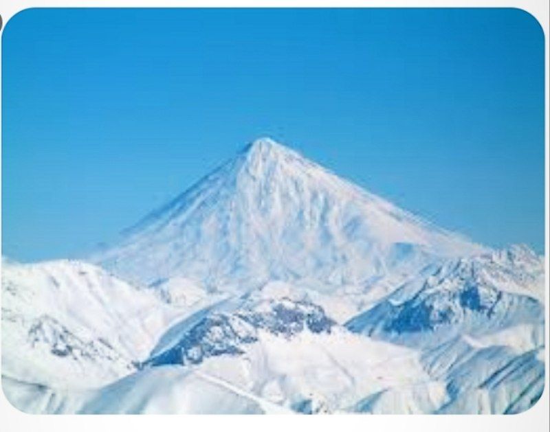 چکاد نویسنده: گلناز تقوائی سرد است، سرمائی دندان شکن....کوهنوردان با رسیدن به نیمه‌های راه متوجه کلبه‌ای شده‌اند. آنها وارد آن مکان می‌شوند و با صاحب کلبه شروع به صحبت می‌کنند. گرمای آتش وجودشان را گرم می‌کند و بوی غذا حالشان را به وجد می‌آورد. چندنفری از آنها به دوستانشان می‌گویند:" بهتر است ما اینجا بمانیم و استراحت کنیم، هرکسی دوست دارد برود به چکاد..... شما چکاد را فتح کنید ما اینجا منتظرتان می‌مانیم....." بعضی از کوهنوردان لباس‌هایشان را می‌پوشند و با به دست گرفتن لوازمشان از کلبه خارج شده و به سوی فتح کردن چکاد حرکت می‌کنند؛ اما آنهایی که جای گرم و غذای خوشمزه و بالش نرم کلبه را ترجیح می‌دهند، به خوابی عمیق فرومی‌روند.آسمان آبی است اما سرد است بسیار سرد... بعداز مدتی کوهنوردان از خواب برمی‌خیزند و به طرف پنجره کوچک کلبه حرکت می‌کنند، سکوتی عمیق فضای کلبه را فرامی‌گیرد؛ دوستانشان با چند قدمی چکاد و فتح آن فاصله چندانی ندارند. آنها می‌دانند که چشمانشان هرگز چهره‌شان را در قاب عکس یادگاری فتح چکاد اورست که در چند لحظه بعد به وقوع خواهند پیوست، نخواهند دید.......