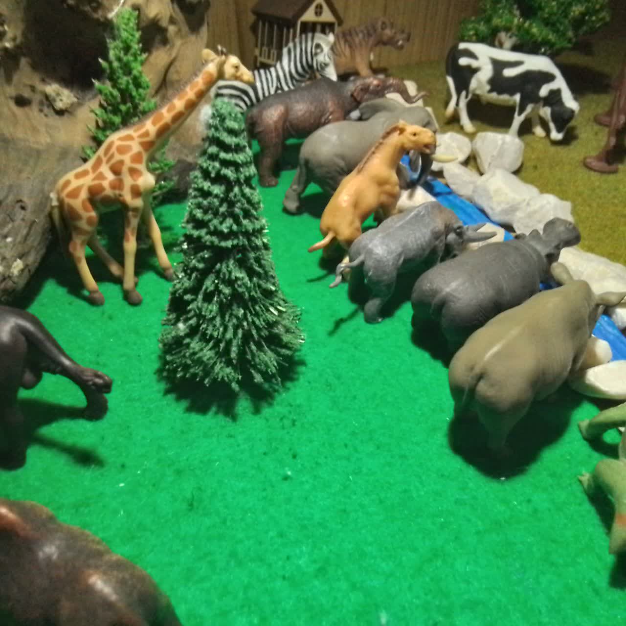 به تازگی در پلتفرم ایتا یک کانال جدید ایجاد شد کانالی به اسم Fishel,رویای کوچک. اولش فکر می‌کنید مثل همه کانال های ایتا یه کانال عادیه ولی بعد می‌فهمید برخلاف این عقیده ست . پسری 12 ساله از کودکی هاش ( مثلا 4 یا 5 سالگی) به حیوانات علاقه شدیدی پیدا میکنه به ویژه فیگور های مینیاتوری حیوانات که در برخی مغازه های اسباب بازی فروشی موجوده اند. پسر که بزرگتر میشه به سن 10 سالگی میرسه و با یک برند هنک کنگی به اسم Collecta آشنا میشه ! این برند برند تخصصی ساخت و تولید فیگور های مینیاتوری حیواناته.  اما متاسفانه برای این پسر شرایط خرید فیگور های این برند محیا نمیشه. ولی پسر تسلیم نمیشه و تصمیم میگیره به جای اینکه اونا رو بخره خودش با خمیر مجسمه سازی مشابه همون ها رو بسازه. در اوایل کاراش خیلی خوب نبود حیواناتی که می‌ساخت جزییات خوبی نداشت و رنگ آمیزی خوبی هم نداشت به یه جاهایی رسیده بود که پسرک دیگه تسلیم شده بود💔 ولی این پایان کار نیست. پسرک تسلیم نمیشه و به کار خودش با امید ادامه می‌دهد ها به اینجا می‌رسد! ء می‌تواند مجسمه هایی از حیوانات که کاملا مشابه فیگور های collecta و حتی با جزییات تر و خلق کنه! آروم آروم با هنر مینیاتوری آشنا میشه و الان در در 2 سالگی کانال و برند خودش رو ساخته ، حیوانات رویایی اش رو میسازه،  برای حیواناتی جنگل درست میکنه( تو تصویر می‌توانید ببینید) و حتی برخی وسایل مینیاتوری و اتاقک های مینیاتوری هم میسازه .💙🩵💜💚🩷❤️🤍اگه میخوای به رویای این بچه جان بیشتری ببخشید همین الان کانالش رو دنبال کن: آدرس کانال = https://eitaa.com/theminidream