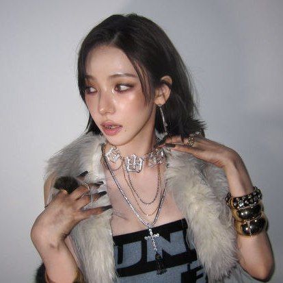 امروز قراره درباره یکی از ریلترین کارینا که در صنعت ایکاور است صحبت کنم :: او اسمش لارا لافرتزبا است که به نامه هنریه لارا شناخته میشود که امروز با تمامه سختی هایش به گوگل توانست راه پیدا کند او اسمه فن هایش لیلیدی"ز است و رنگه فن هایش بنفش و مشکی میباشد که دیروز به بهترین شکل چنلش را آپ کرد و فن ساینش الان درحال پخشه و دوست داره بیاید ازش امضا بگیرید و شماهم لیلیدی"ز شوید.  لارا تنها در روبیکا فلالیت دارد و چنلش @karina_solo_lara است و حتما در چنلش جویین شوید به حمایته شما نیاز دارد...💝